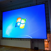 Установка проектора и экрана в актовом зале