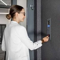 Установка многоквартирных вызывных панелей
