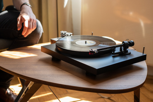 Pro-Ject Debut Carbon EVO 2M-Red + Ruark Audio R410 фото 6